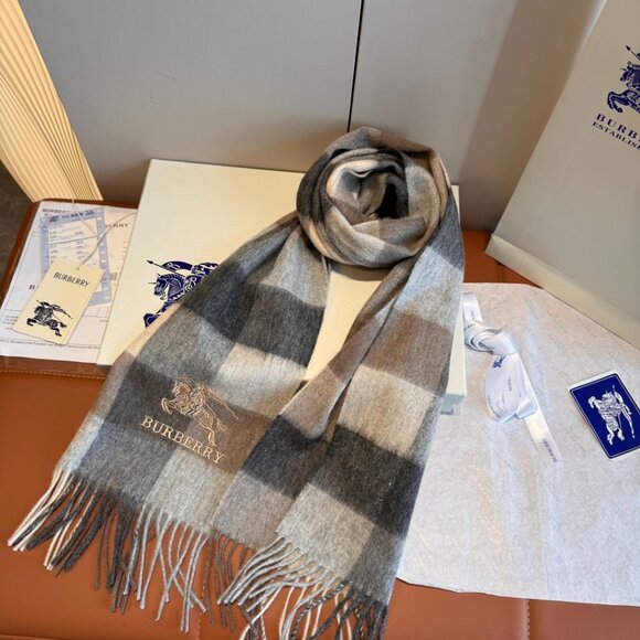 Burberry Women's Scarf - Picture 1 of 5